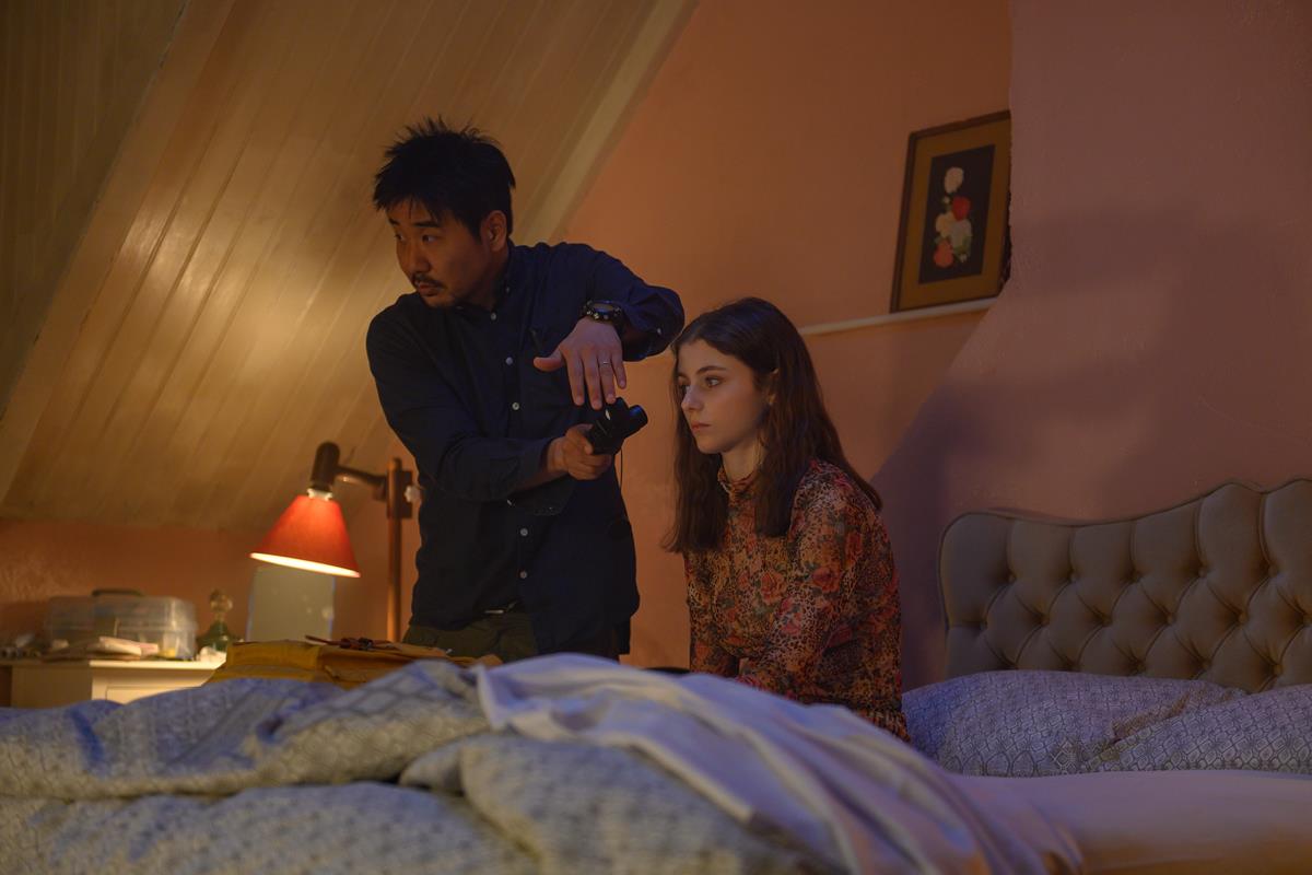 Director of photography Chung-hoon Chung and Thomasin McKenzie on the set of “Last Night in Soho.” Cr: Focus Features