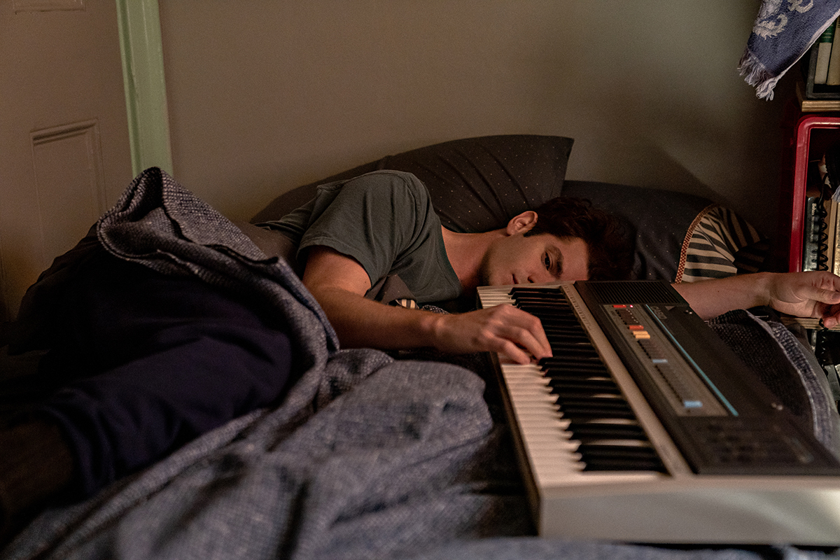 Andrew Garfield as Jon in director Lin-Manuel Miranda’s “tick, tick…Boom!” Cr: Netflix