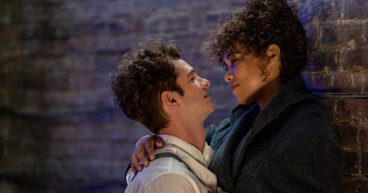 Andrew Garfield as Jon and Alexandra Shipp as Susan in director Lin-Manuel Miranda’s “tick, tick…Boom!” Cr: Netflix