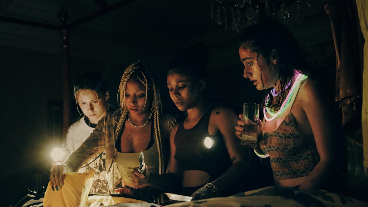 Amandla Stenberg as Sophie, Maria Bakalova as Bee, Rachel Sennott as Alice, and Chase Sui Won-ders as Emma in “Bodies Bodies Bodies” Cr: Gwen Capistran/A24