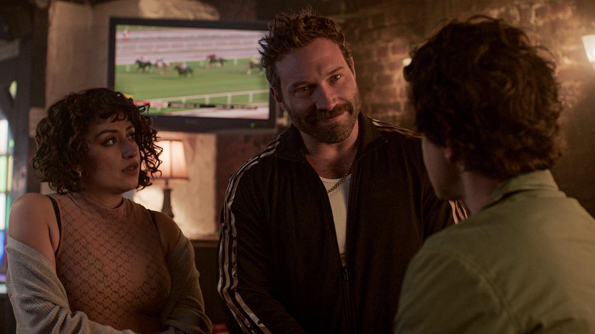 Rosaline Elbay as Judy Goodwin, Jai Courtney as Bob Goodwin and Peter Mark Kendall as Stan Loomis in episode “Yellow” of “Kaleidoscope.” Cr: Netflix