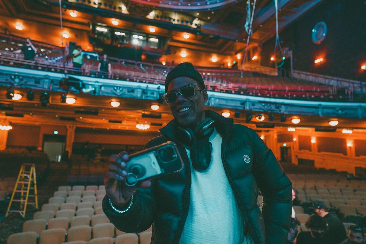 Behind the scenes of “Chris Rock LIVE: Selective Outrange” at the Hippodrome Theater in Baltimore. Cr: Kirill Bichutsky/Netflix