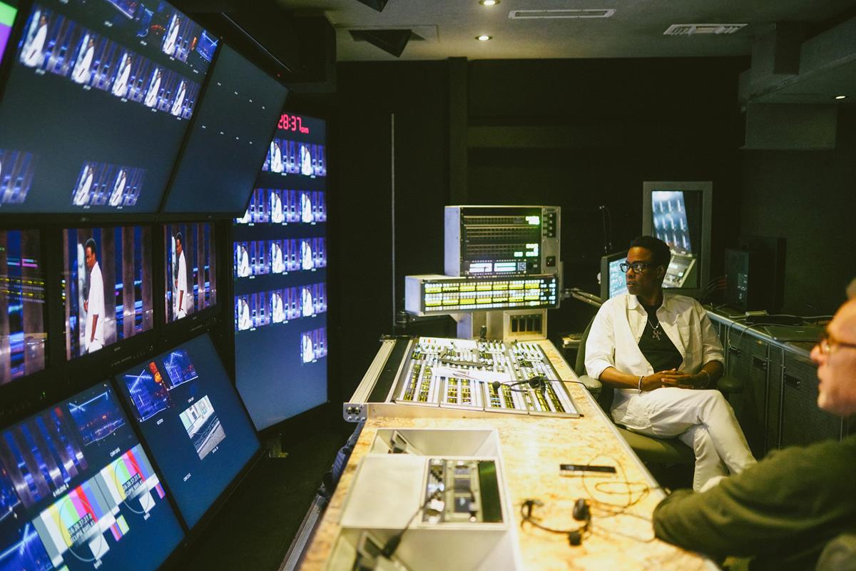 Behind the scenes of “Chris Rock LIVE: Selective Outrange” at the Hippodrome Theater in Baltimore. Cr: Kirill Bichutsky/Netflix