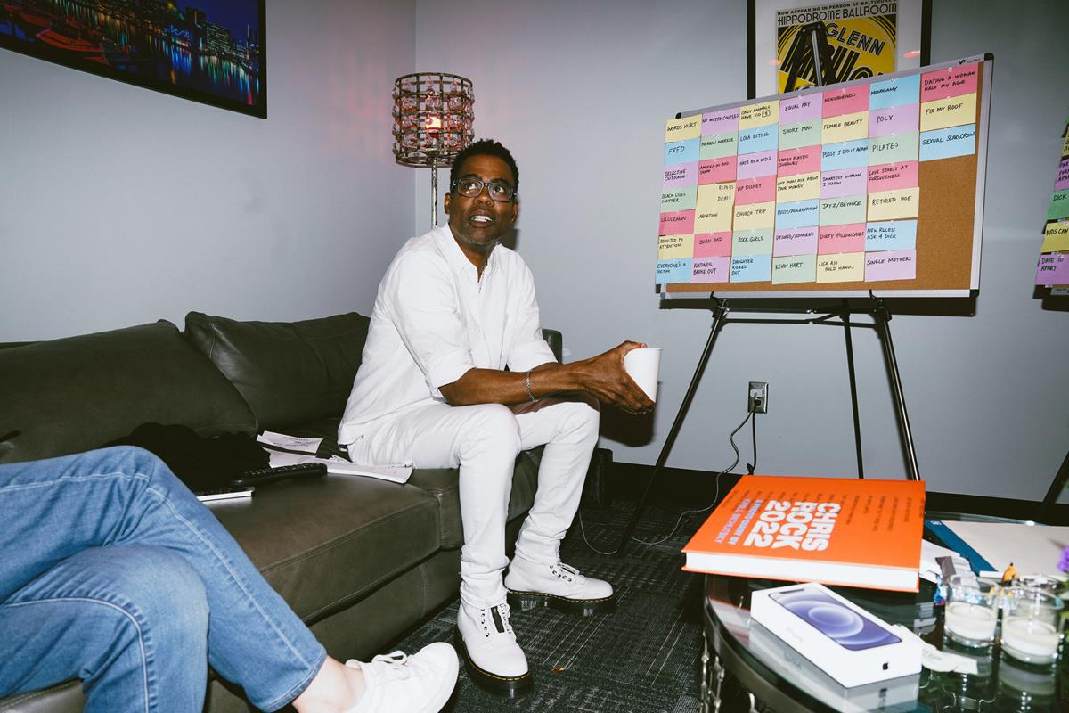 Behind the scenes of “Chris Rock LIVE: Selective Outrange” at the Hippodrome Theater in Baltimore. Cr: Kirill Bichutsky/Netflix