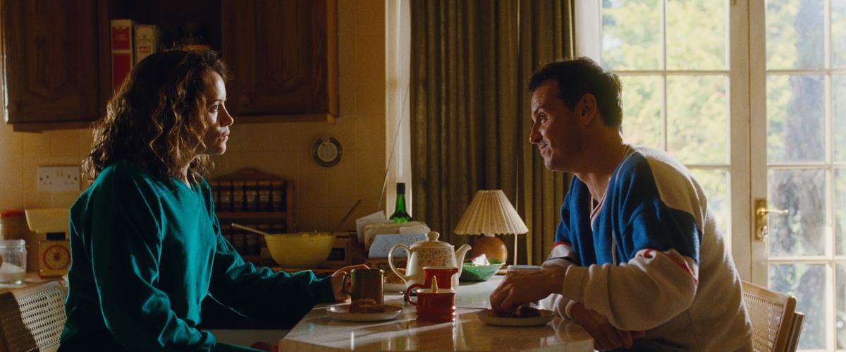 Claire Foy and Andrew Scott in “All of Us Strangers.” Cr: Searchlight Pictures