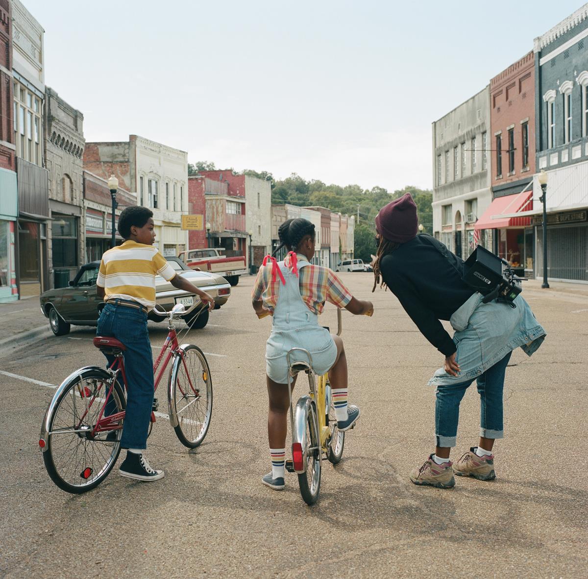 Preston McDowell, Kaylee Nicole Johnson and director Raven Jackson on the set of “All Dirt Roads Taste of Salt.” Cr: Jaclyn Martinez/A24