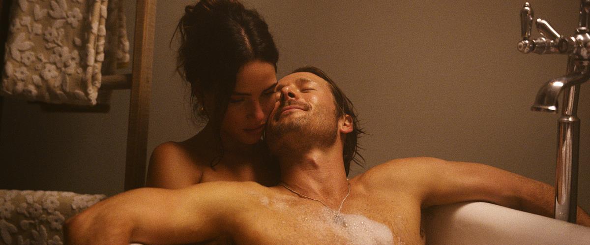 Adria Arjona as Madison Masters and Glen Powell as Gary Johnson in “Hit Man,” directed by Richard Linklater. Cr: Netflix