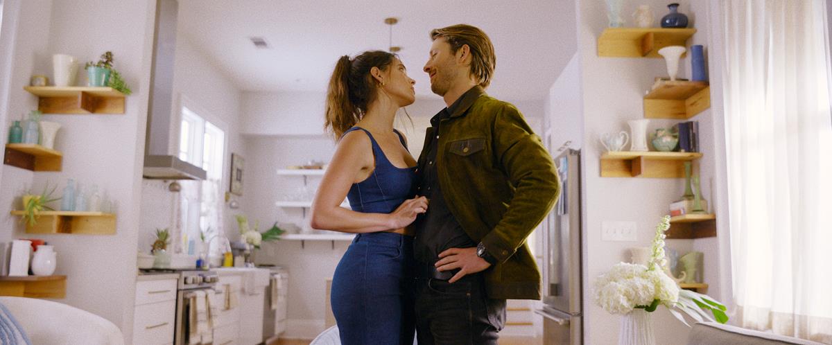 Adria Arjona as Madison Masters and Glen Powell as Gary Johnson in “Hit Man,” directed by Richard Linklater. Cr: Netflix